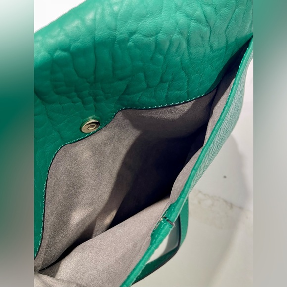 NWT🥰 VINCE CAMUTO Leather Cory crossbody bag, Emerald Isle green/kelly green - Picture 15 of 15